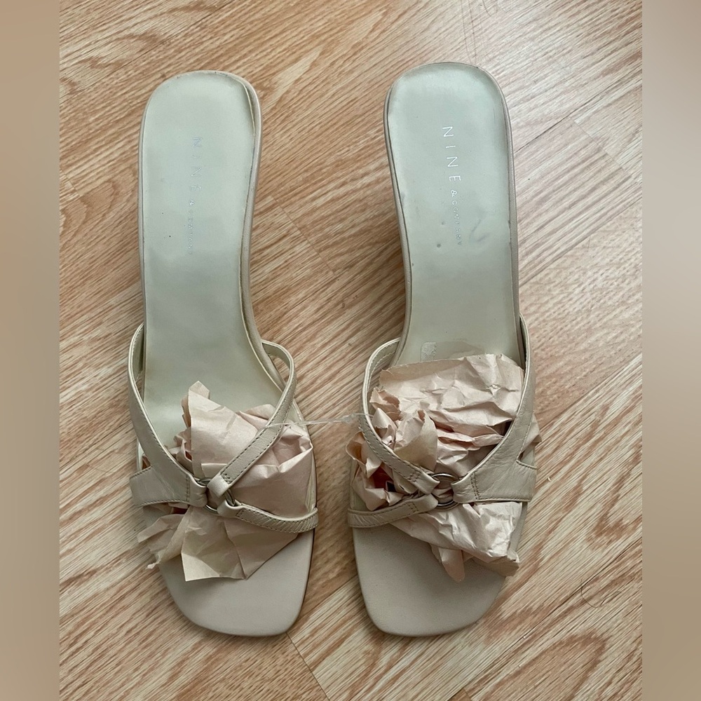 NWT Nine & Company slip on cream colored leather wedges size 11